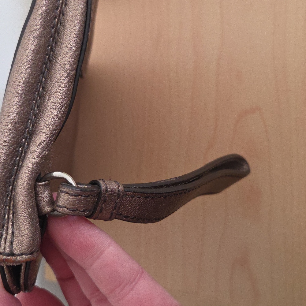 Cole Haan Metallic Wristlet EUC... NWT Badgley Mischka Notebook & Pen Set - Picture 9 of 9
